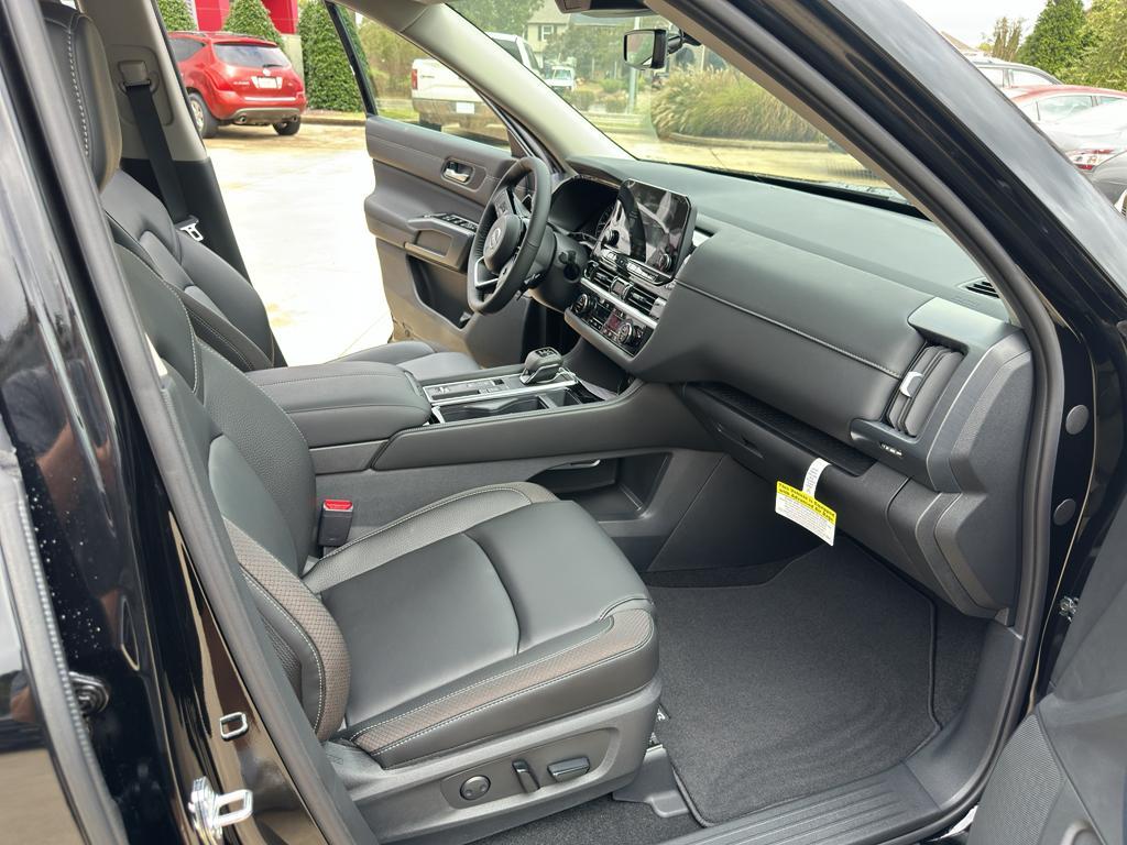 new 2025 Nissan Pathfinder car, priced at $41,990