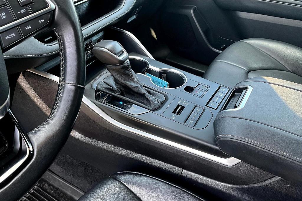 used 2021 Toyota Highlander car, priced at $33,000