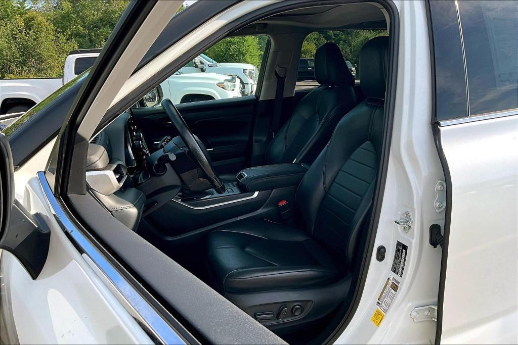 used 2021 Toyota Highlander car, priced at $33,000