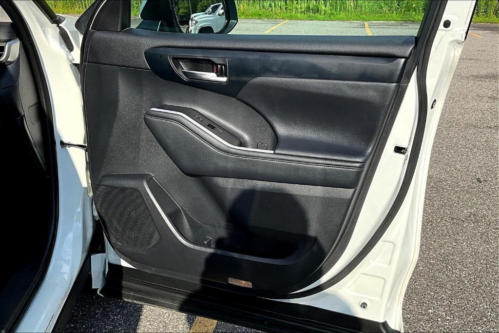 used 2021 Toyota Highlander car, priced at $33,000