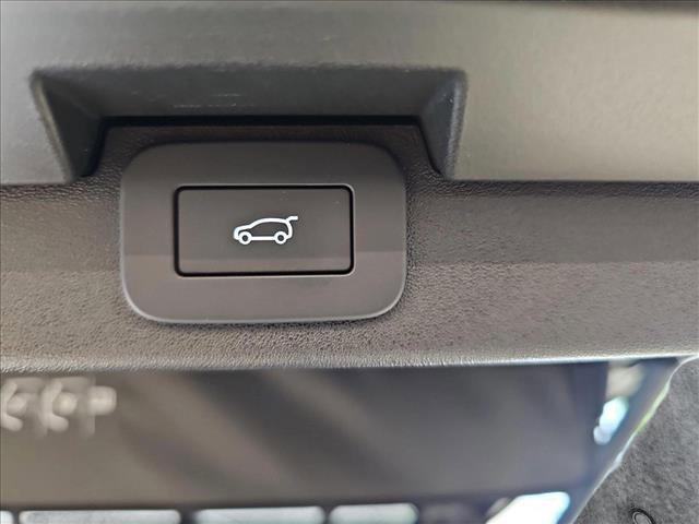 new 2025 Land Rover Discovery car, priced at $79,918