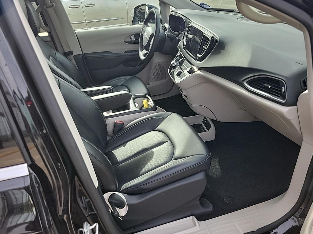 used 2024 Chrysler Pacifica car, priced at $30,957