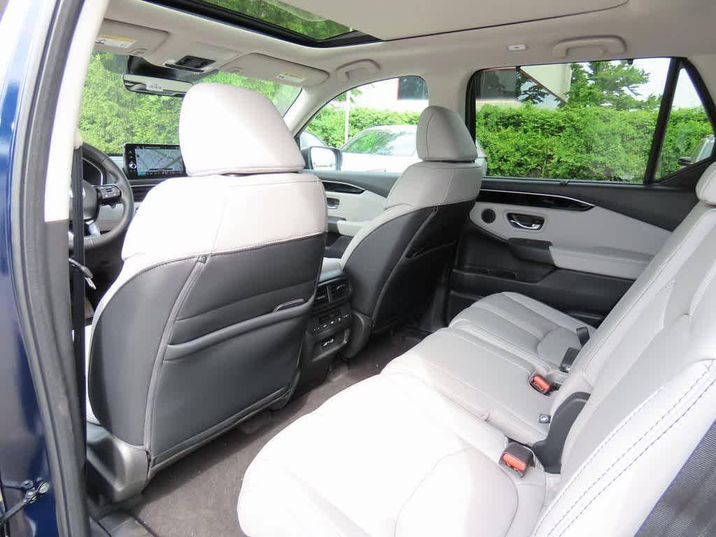 new 2025 Honda Pilot car, priced at $47,677