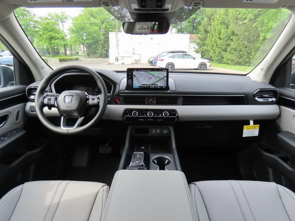new 2025 Honda Pilot car, priced at $47,677