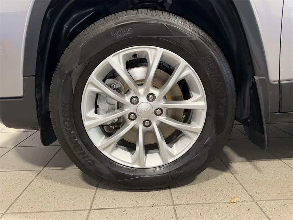 used 2019 Jeep Cherokee car, priced at $16,105