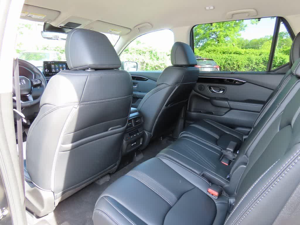 new 2025 Honda Pilot car, priced at $43,677