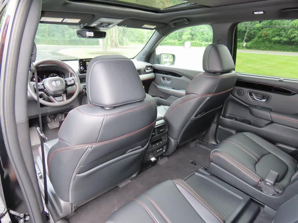 new 2025 Honda Pilot car, priced at $47,957