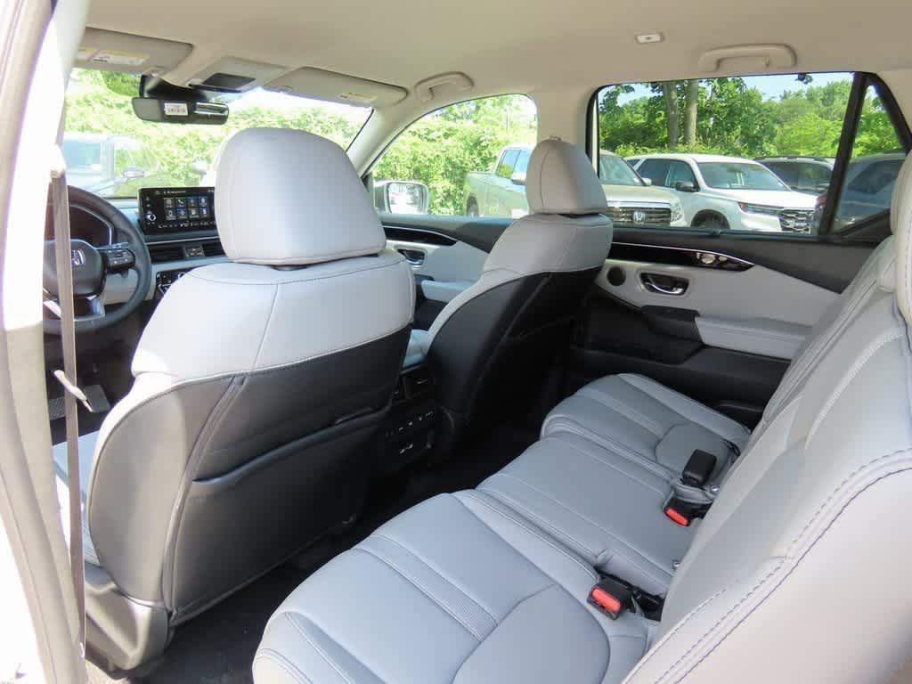 new 2025 Honda Pilot car, priced at $45,114