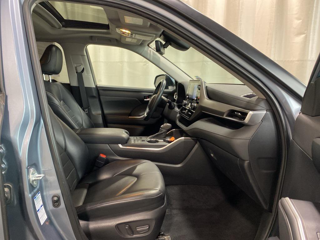 used 2022 Toyota Highlander car, priced at $35,725