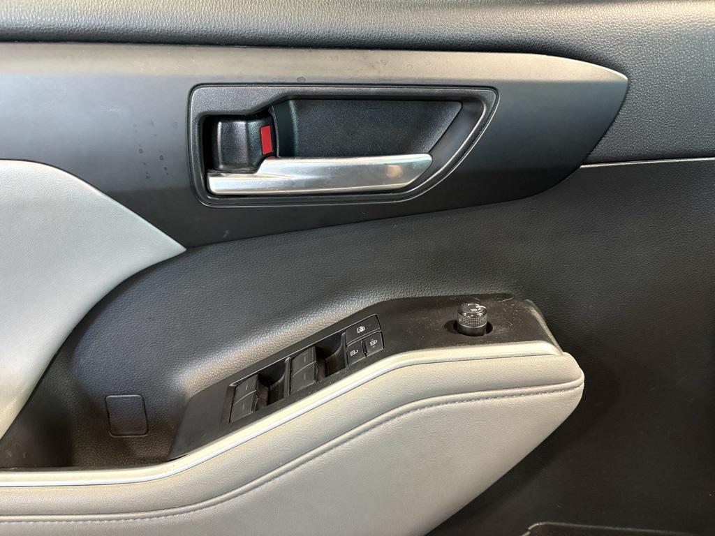 used 2021 Toyota Highlander car, priced at $28,995