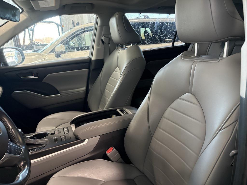 used 2021 Toyota Highlander car, priced at $28,995