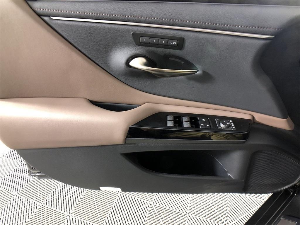 new 2025 Lexus ES 300h car, priced at $51,359