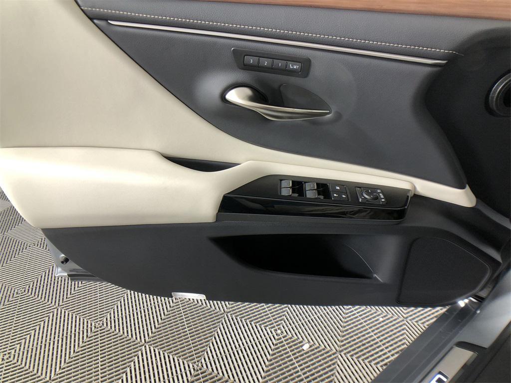 new 2025 Lexus ES 350 car, priced at $50,509