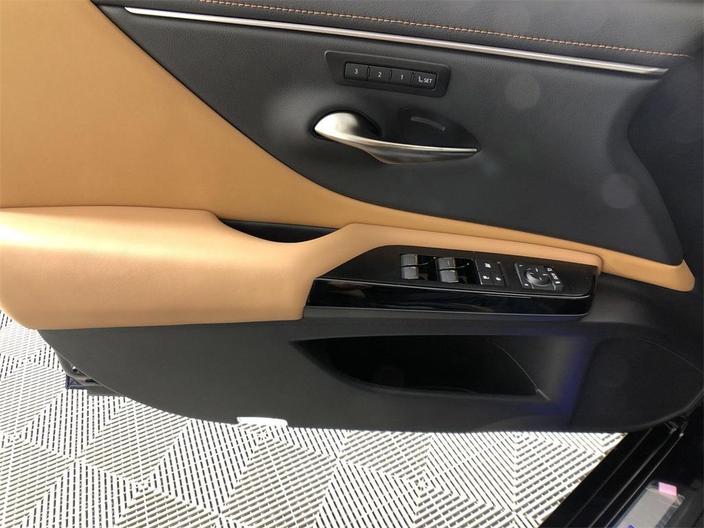 new 2025 Lexus ES 300h car, priced at $54,364