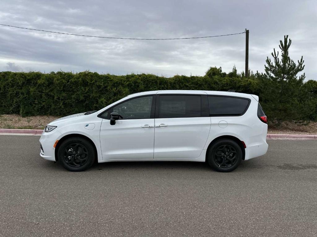 new 2024 Chrysler Pacifica Hybrid car, priced at $47,450