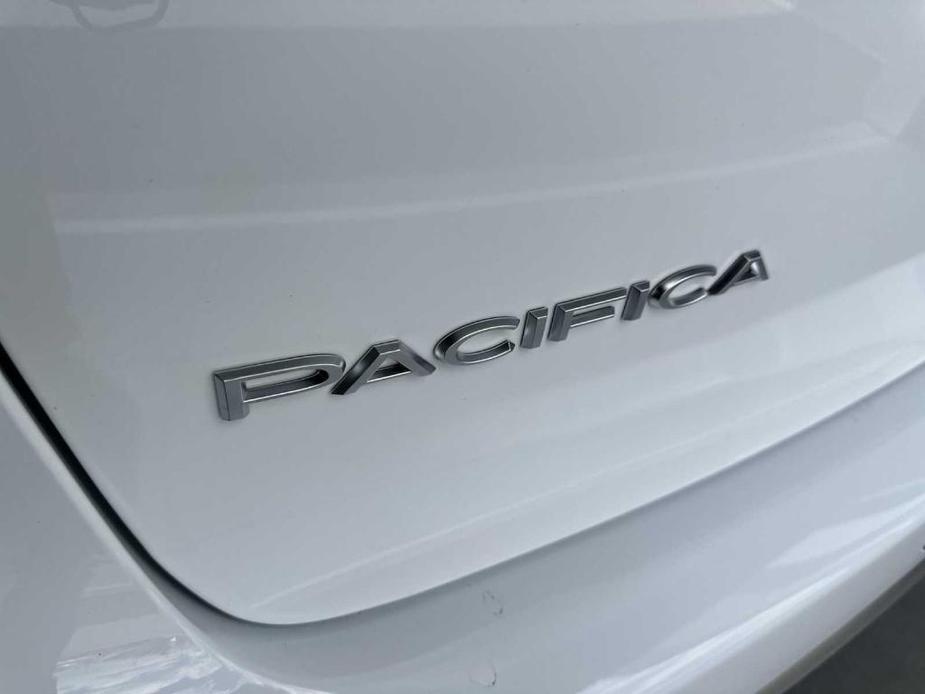 new 2024 Chrysler Pacifica Hybrid car, priced at $55,124
