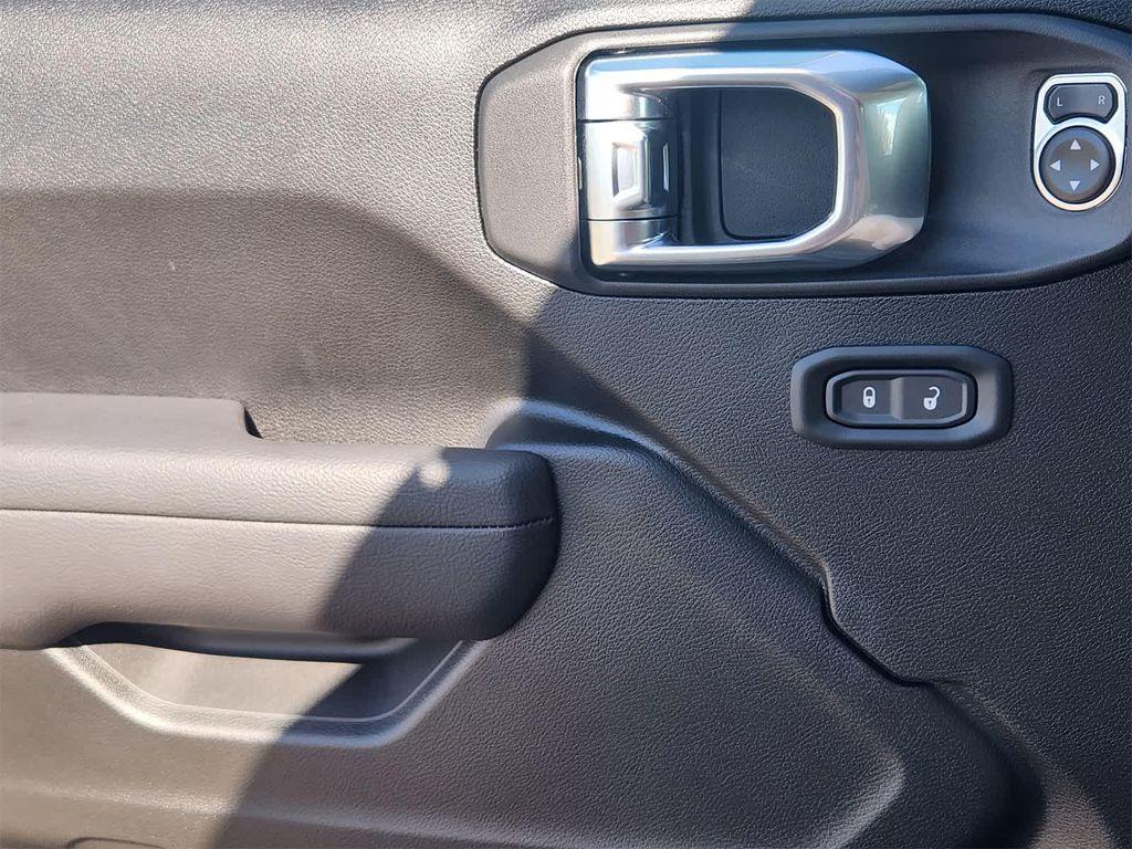 new 2025 Jeep Wrangler car, priced at $41,562