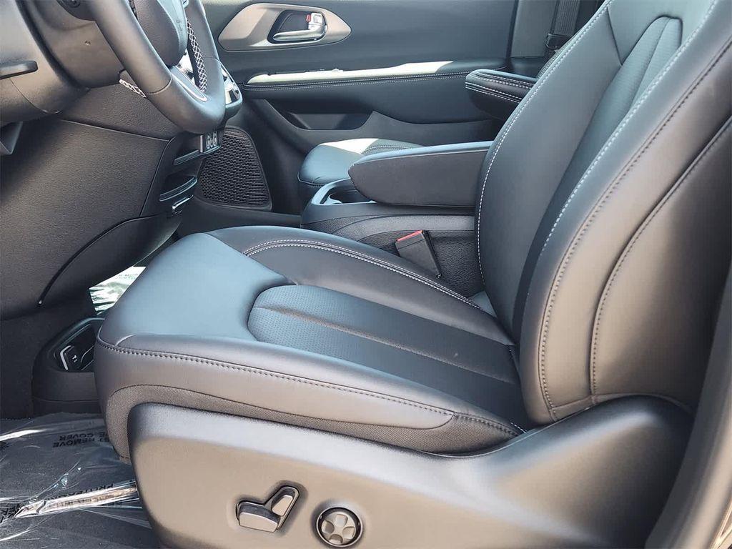 new 2025 Chrysler Pacifica car, priced at $39,733