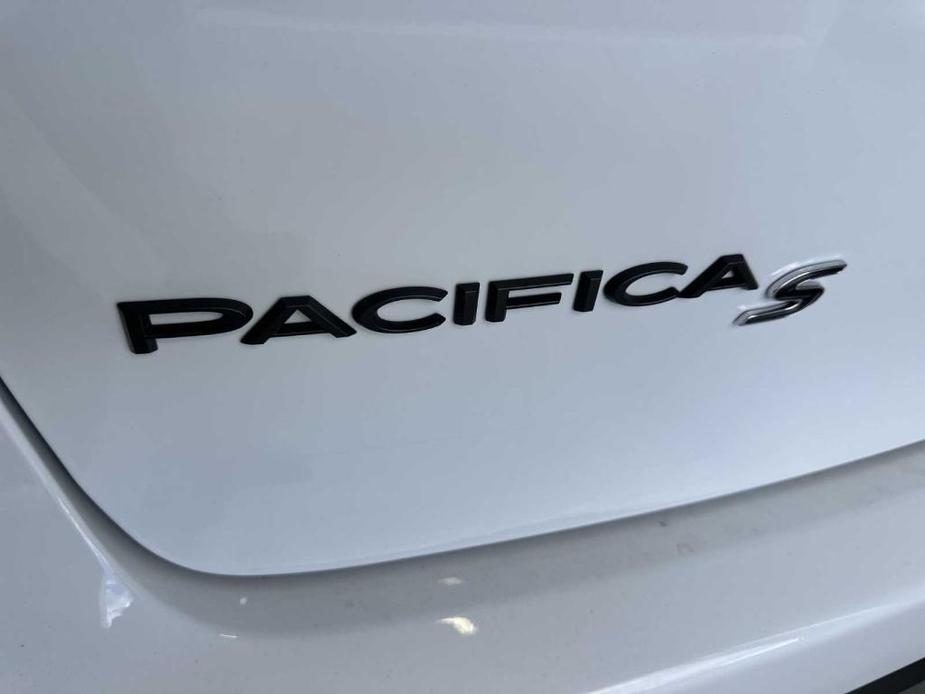 new 2024 Chrysler Pacifica car, priced at $54,281