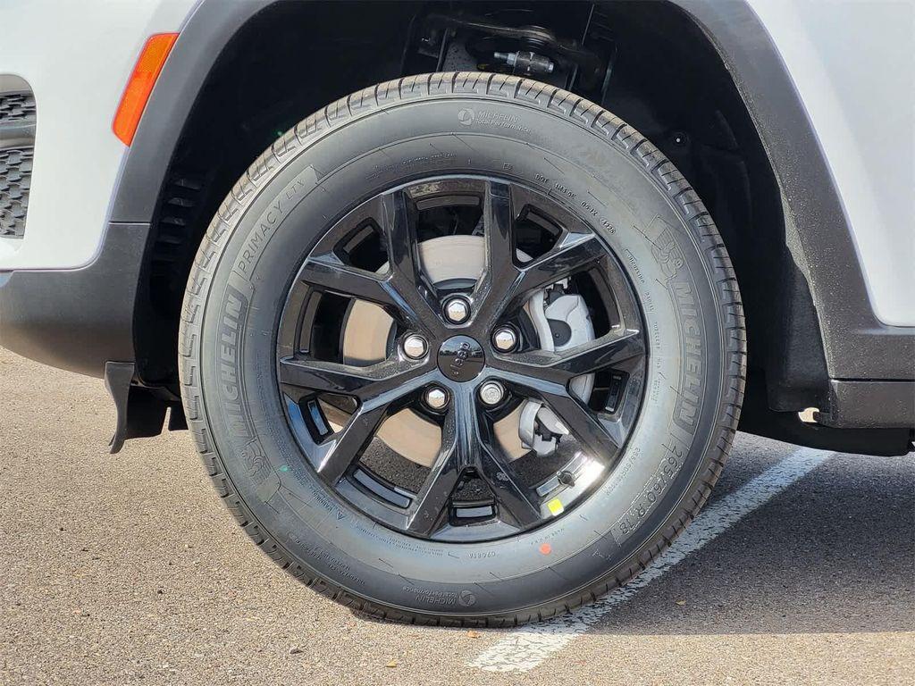 new 2025 Jeep Grand Cherokee car, priced at $38,237