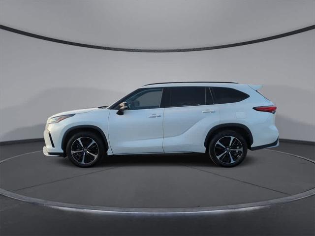 used 2021 Toyota Highlander car, priced at $31,300