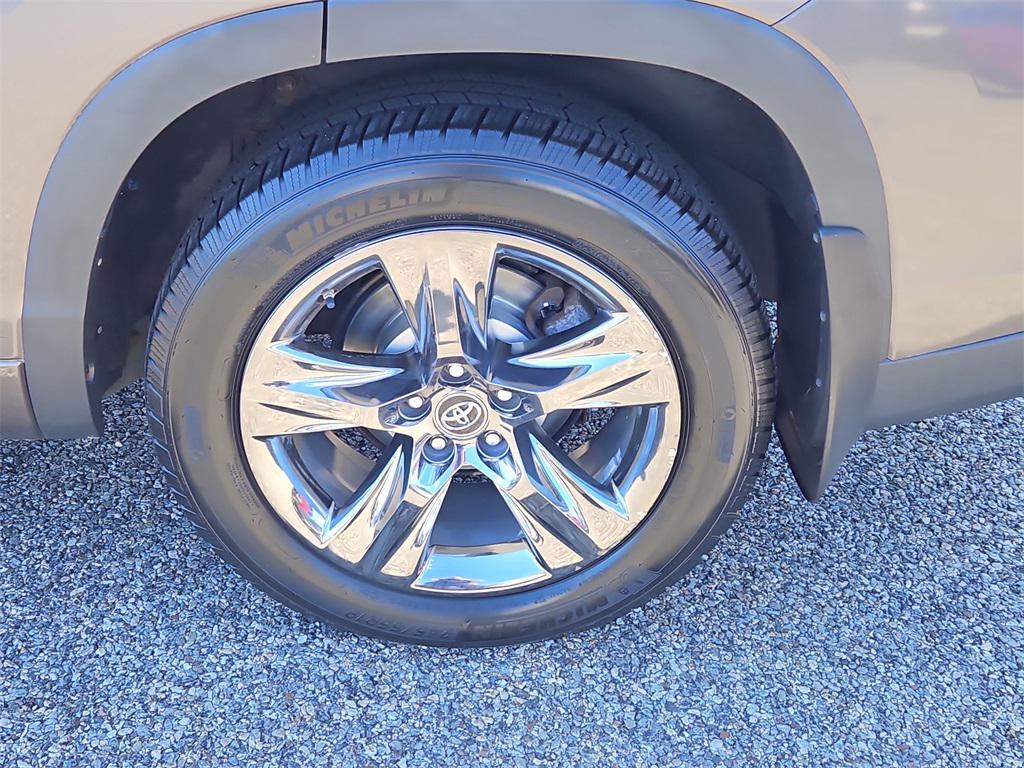 used 2017 Toyota Highlander car, priced at $27,237