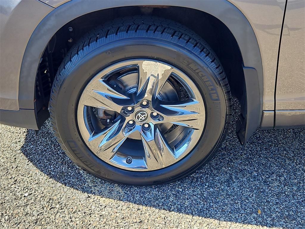used 2017 Toyota Highlander car, priced at $27,237