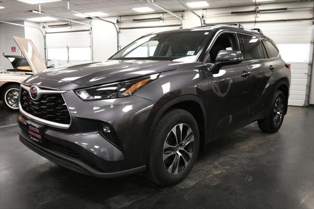 used 2022 Toyota Highlander car, priced at $38,491