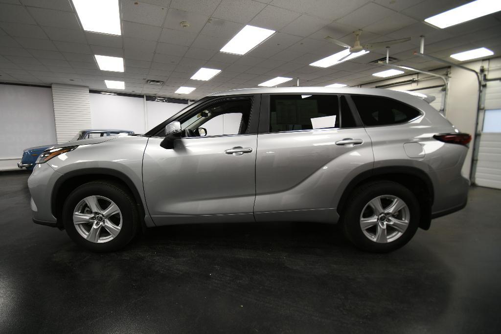 used 2024 Toyota Highlander car, priced at $39,995