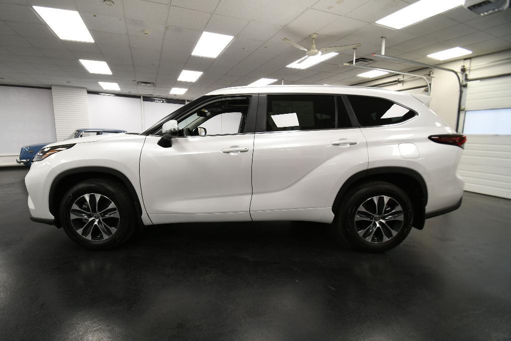 used 2024 Toyota Highlander car, priced at $42,995