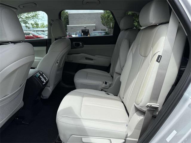 new 2025 Kia Sorento Hybrid car, priced at $40,105