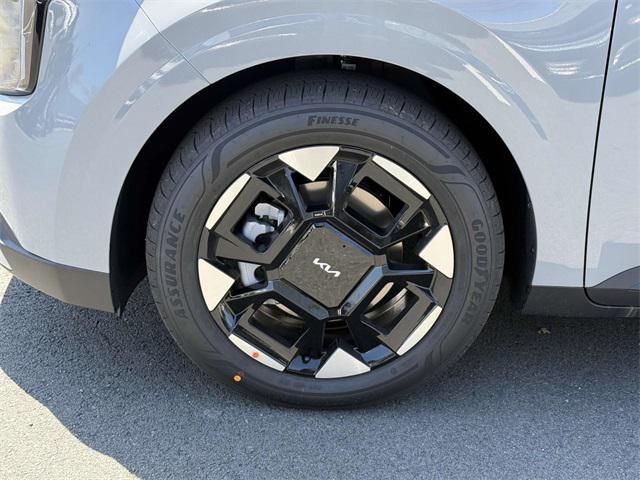 new 2025 Kia Carnival car, priced at $40,900