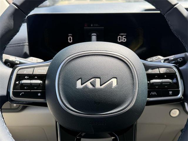 new 2025 Kia Carnival car, priced at $40,900