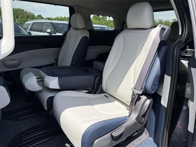 new 2025 Kia Carnival car, priced at $39,765