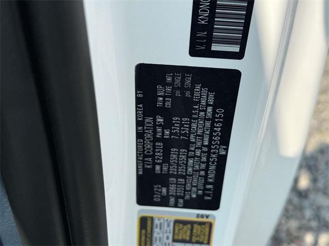 new 2025 Kia Carnival car, priced at $40,195