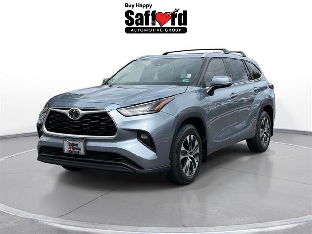 used 2022 Toyota Highlander car, priced at $29,017