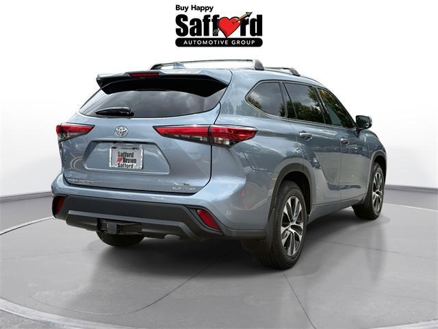 used 2022 Toyota Highlander car, priced at $29,017