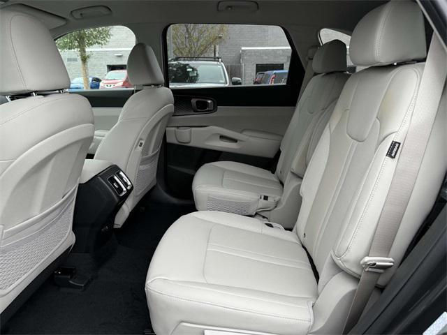 new 2025 Kia Sorento Hybrid car, priced at $40,105