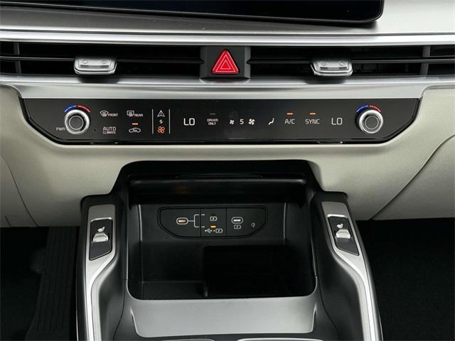 new 2025 Kia Sorento Hybrid car, priced at $40,105