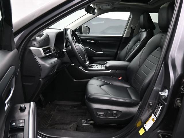 used 2022 Toyota Highlander car, priced at $34,399