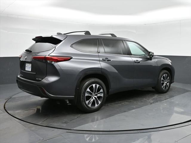 used 2022 Toyota Highlander car, priced at $34,399