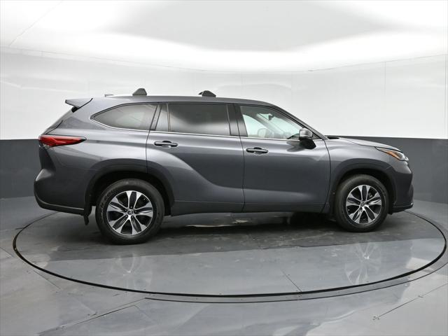 used 2022 Toyota Highlander car, priced at $34,399