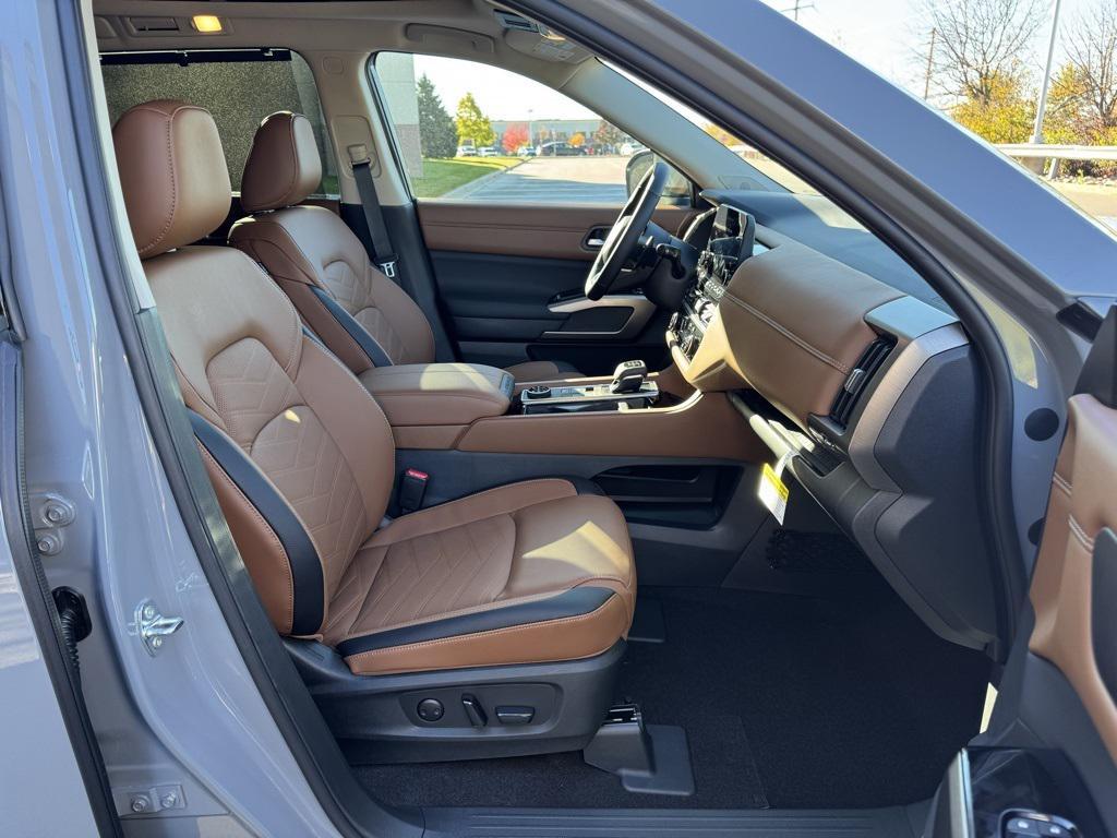 new 2025 Nissan Pathfinder car, priced at $46,051