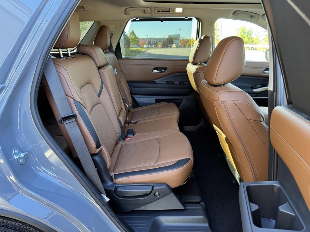 new 2025 Nissan Pathfinder car, priced at $46,051