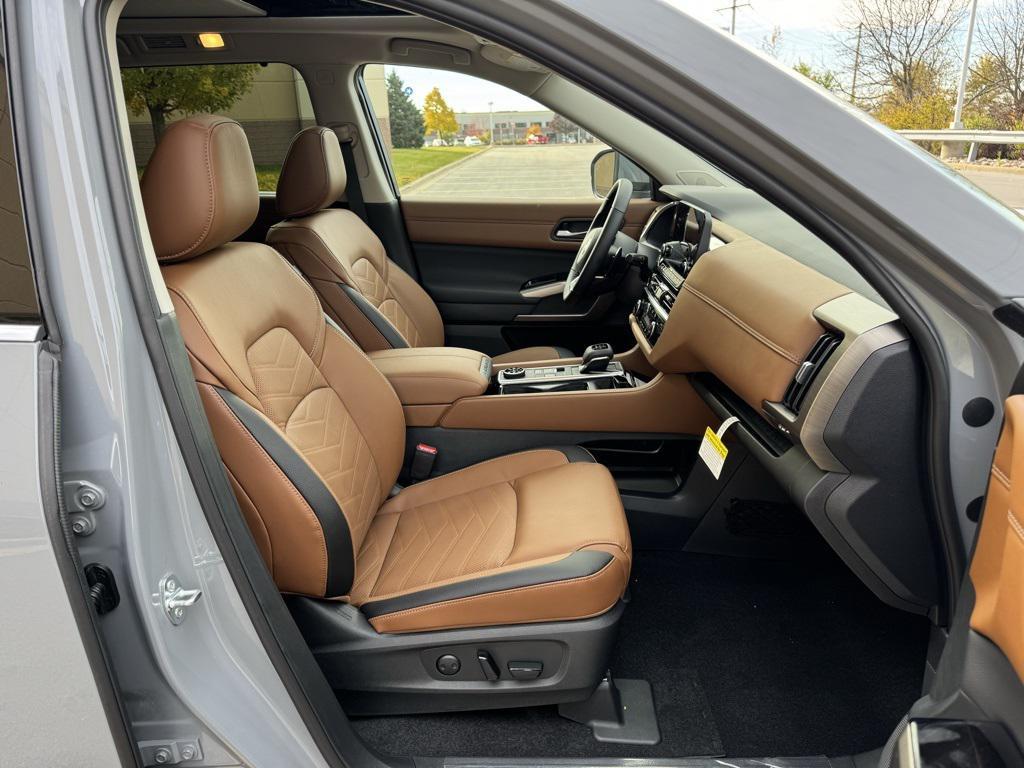 new 2025 Nissan Pathfinder car, priced at $46,051