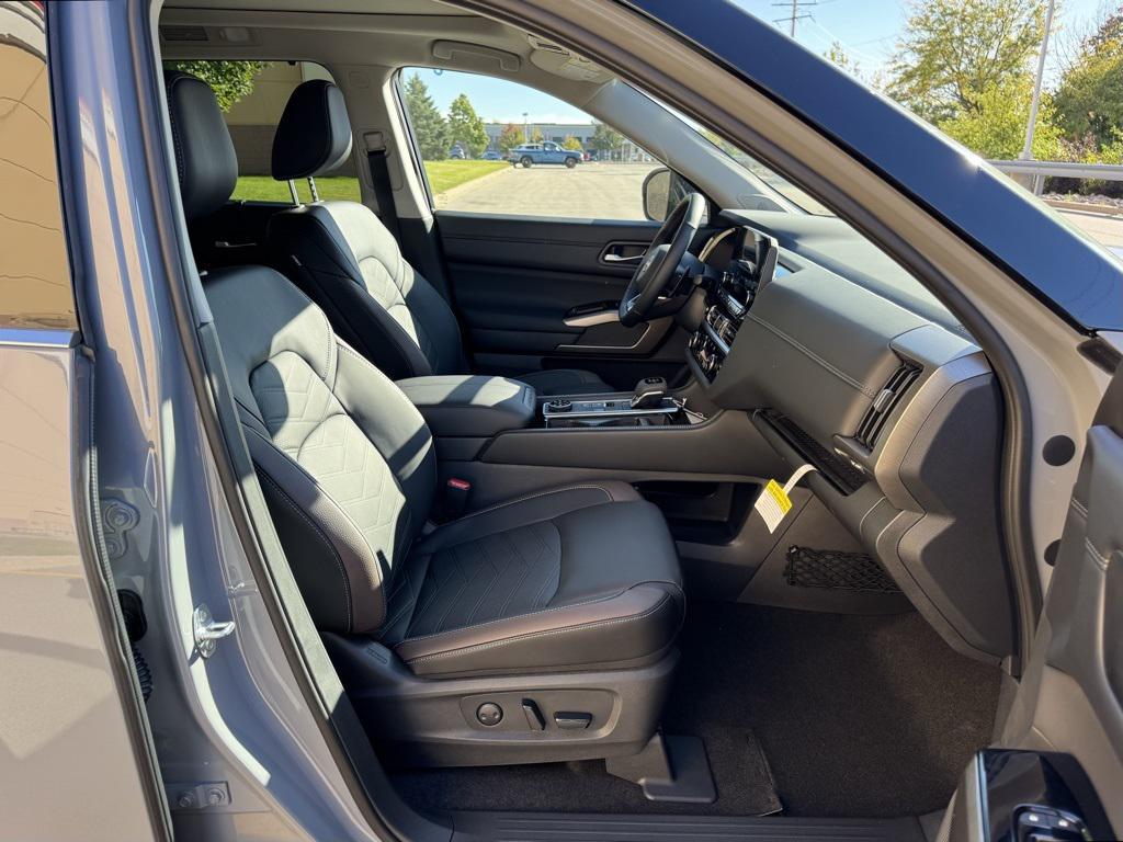 new 2025 Nissan Pathfinder car, priced at $47,410