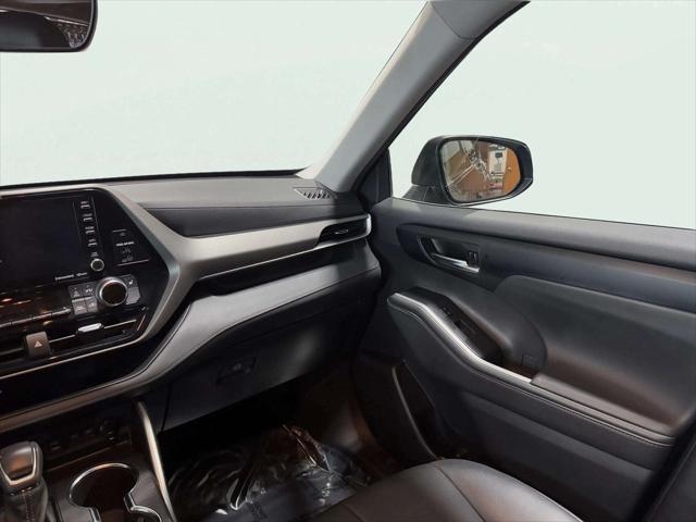 used 2022 Toyota Highlander car, priced at $38,663