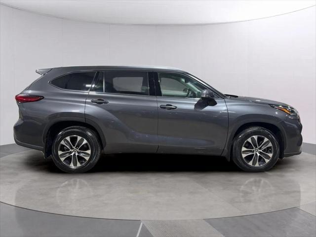 used 2022 Toyota Highlander car, priced at $38,663