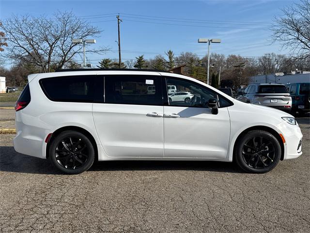 new 2025 Chrysler Pacifica car, priced at $49,987