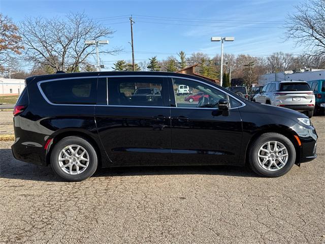 new 2025 Chrysler Pacifica car, priced at $41,428